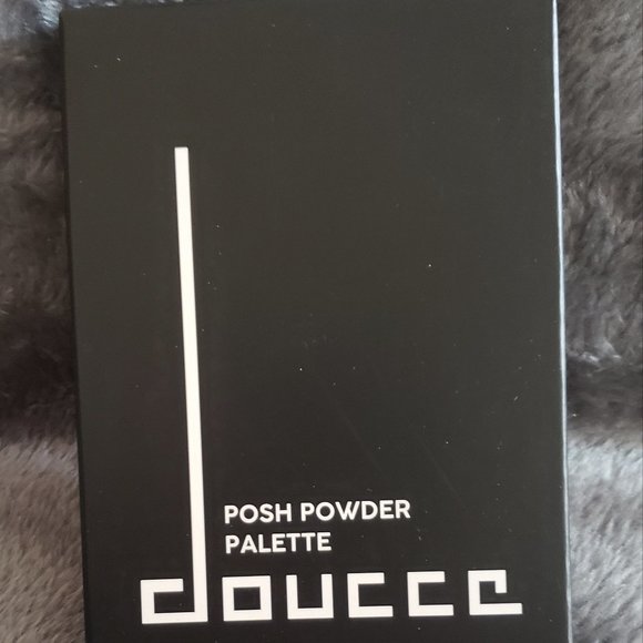 DOUCEE POSH POWDER PALETTE Blush & Highlighting $45 - Picture 3 of 6